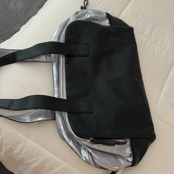 LULULEMON Women's Silver & Black Traveler Duffle/Overnight/Gym BAG - Picture 3 of 7